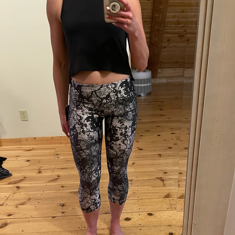 Onzie graphic capri legging